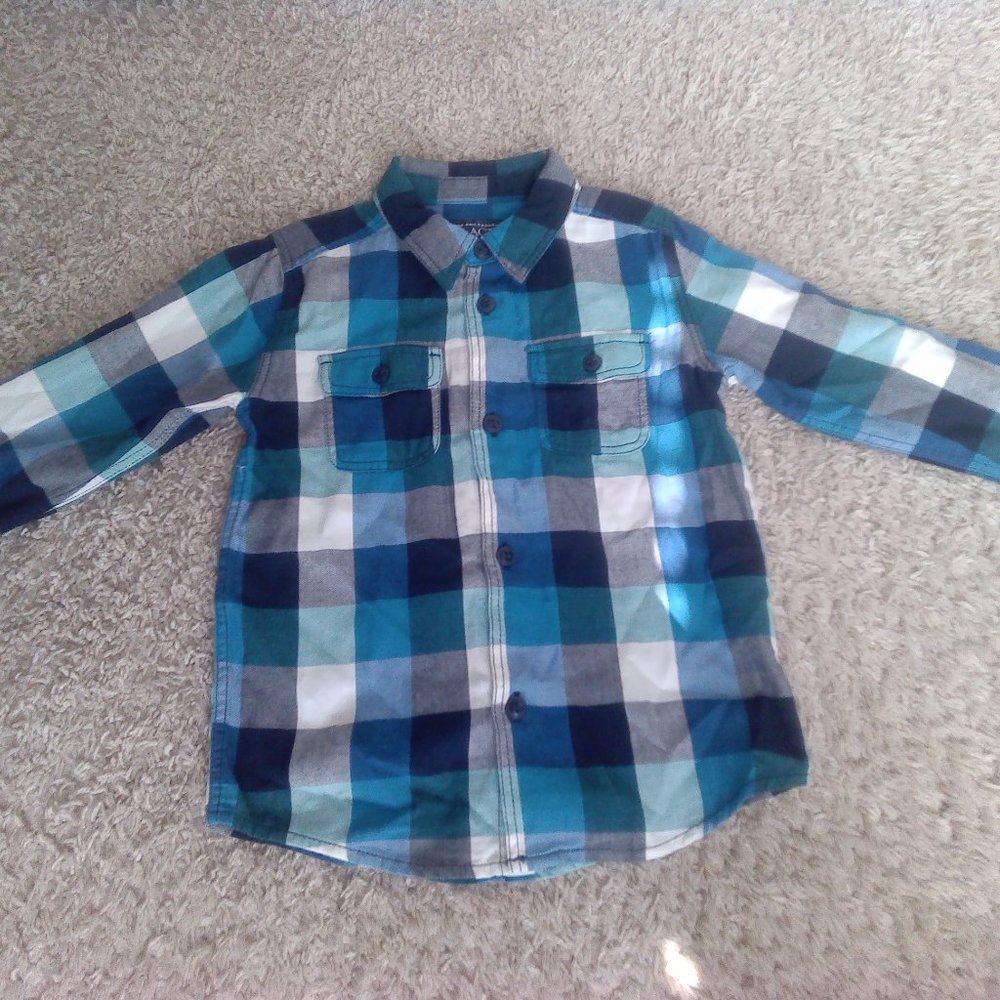 A Place bottun up shirt size is 4T and it is blue white grey green.